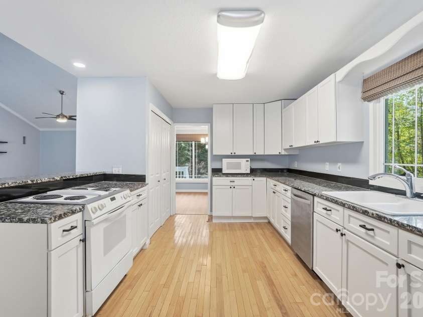 12251 Mallard Ridge Drive, Charlotte, NC 28269.  MLS# CAR4362370, YatesRealty ID 15977. 