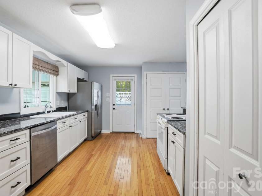 12251 Mallard Ridge Drive, Charlotte, NC 28269.  MLS# CAR4362370, YatesRealty ID 15977. 