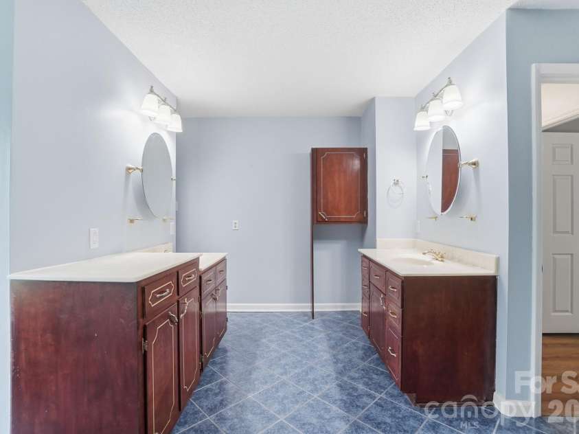 12251 Mallard Ridge Drive, Charlotte, NC 28269.  MLS# CAR4362370, YatesRealty ID 15977. 