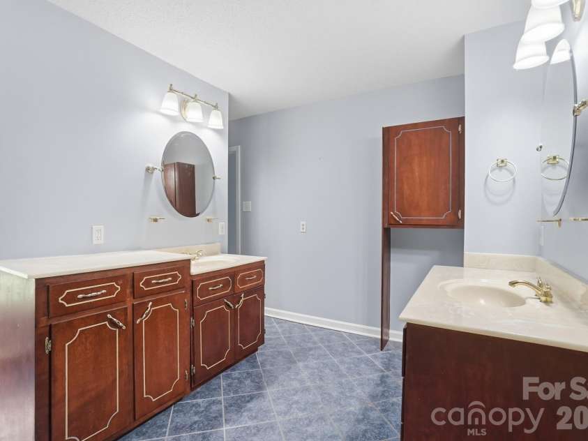 12251 Mallard Ridge Drive, Charlotte, NC 28269.  MLS# CAR4362370, YatesRealty ID 15977. 