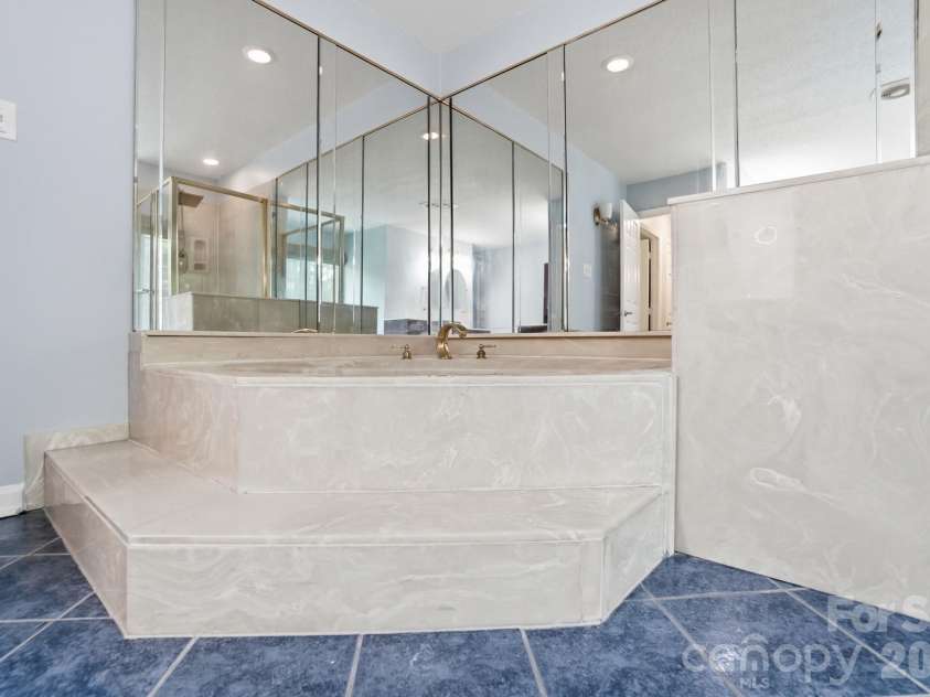 12251 Mallard Ridge Drive, Charlotte, NC 28269.  MLS# CAR4362370, YatesRealty ID 15977. 