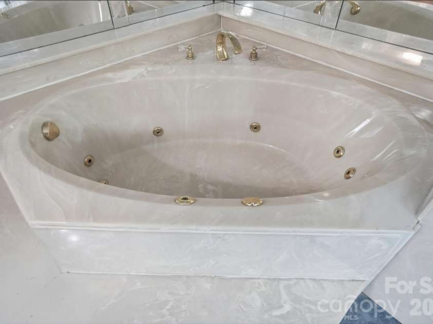 12251 Mallard Ridge Drive, Charlotte, NC 28269.  MLS# CAR4362370, YatesRealty ID 15977. 