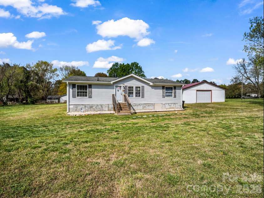 208 Oak Drive, Shelby, NC 28150.  MLS# CAR4364048, YatesRealty ID 15978. 