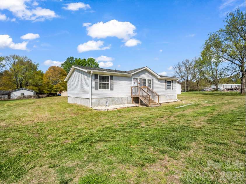 208 Oak Drive, Shelby, NC 28150.  MLS# CAR4364048, YatesRealty ID 15978. 
