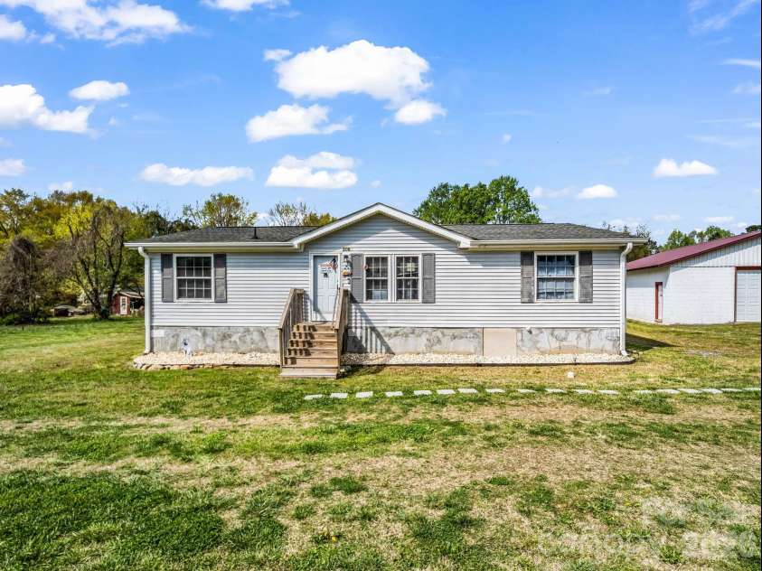 208 Oak Drive, Shelby, NC 28150.  MLS# CAR4364048, YatesRealty ID 15978. 