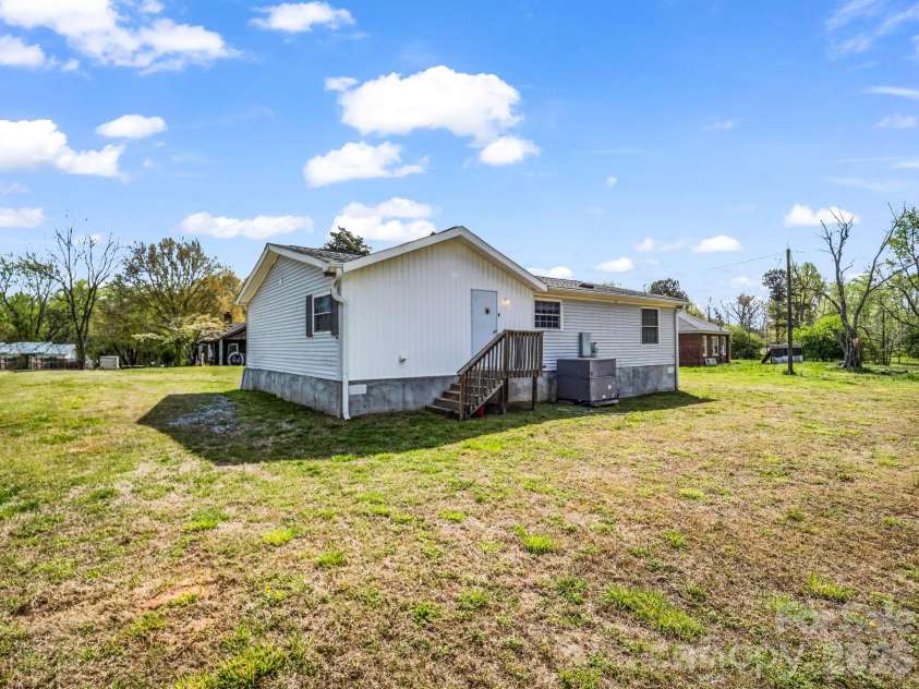 208 Oak Drive, Shelby, NC 28150.  MLS# CAR4364048, YatesRealty ID 15978. 