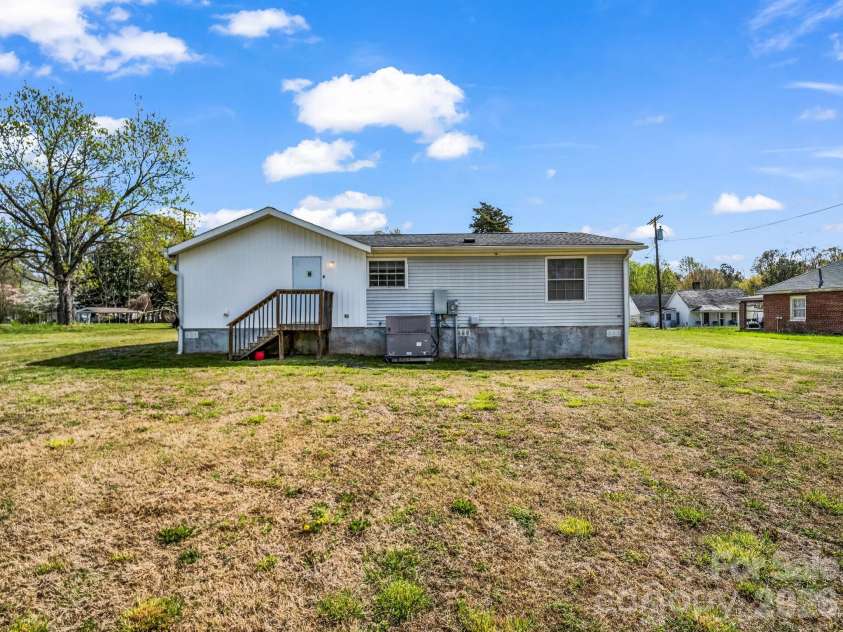 208 Oak Drive, Shelby, NC 28150.  MLS# CAR4364048, YatesRealty ID 15978. 