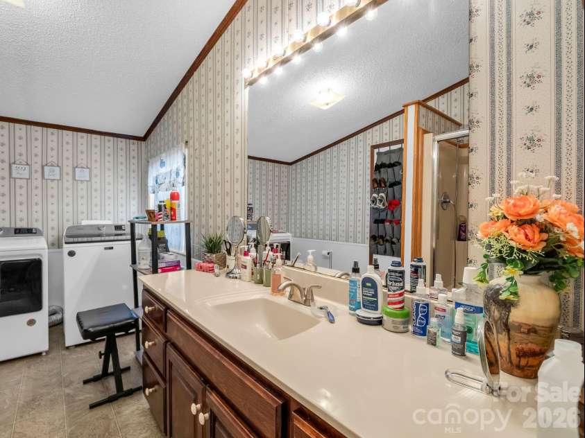 208 Oak Drive, Shelby, NC 28150.  MLS# CAR4364048, YatesRealty ID 15978. 