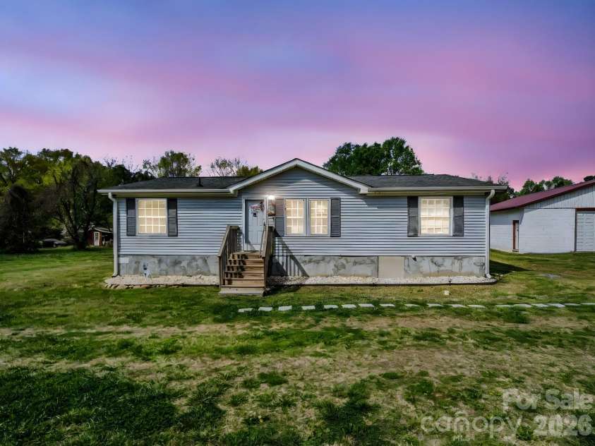 208 Oak Drive, Shelby, NC 28150.  MLS# CAR4364048, YatesRealty ID 15978. 