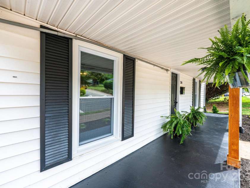 210 15th Street, Newton, NC 28658.  MLS# CAR4255997, YatesRealty ID 15979. 