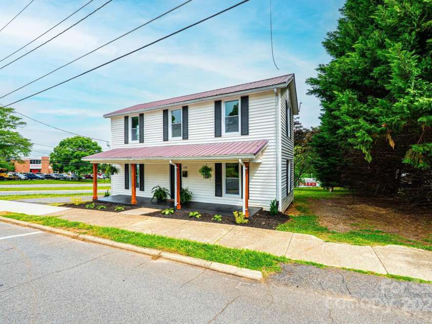 210 15th Street, Newton, NC 28658.  MLS# CAR4255997, YatesRealty ID 15979. 