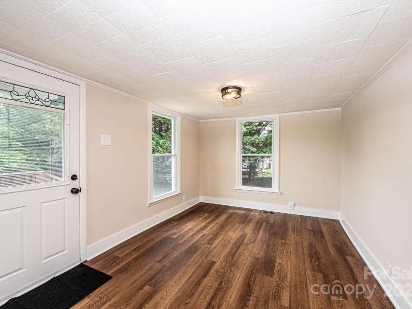 210 15th Street, Newton, NC 28658.  MLS# CAR4255997, YatesRealty ID 15979. Flex Room off Kitchen