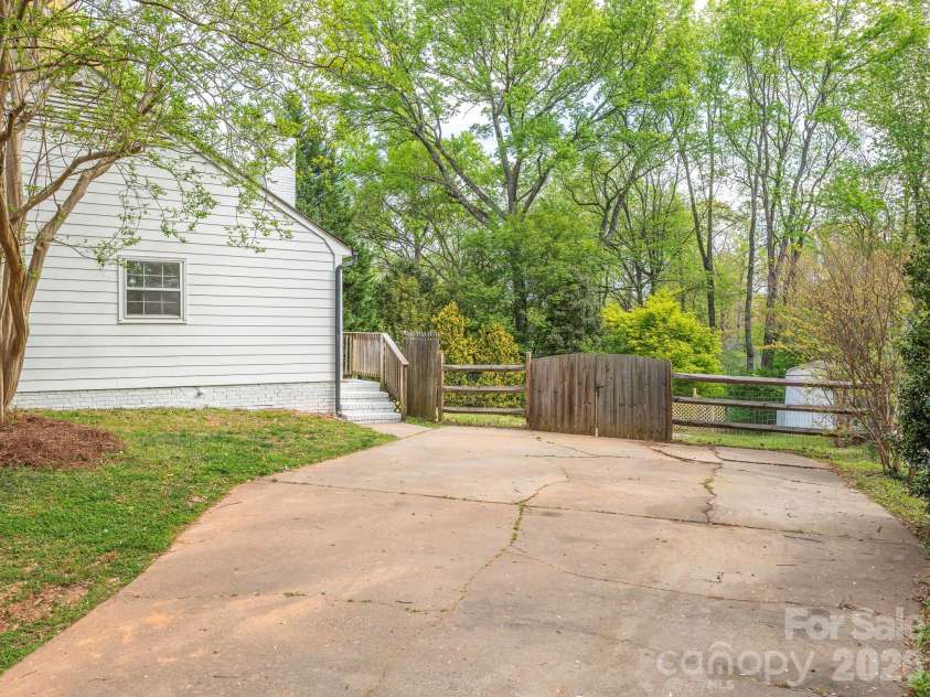 9012 Waggoneer Circle, Charlotte, NC 28270.  MLS# CAR4364561, YatesRealty ID 15979. 