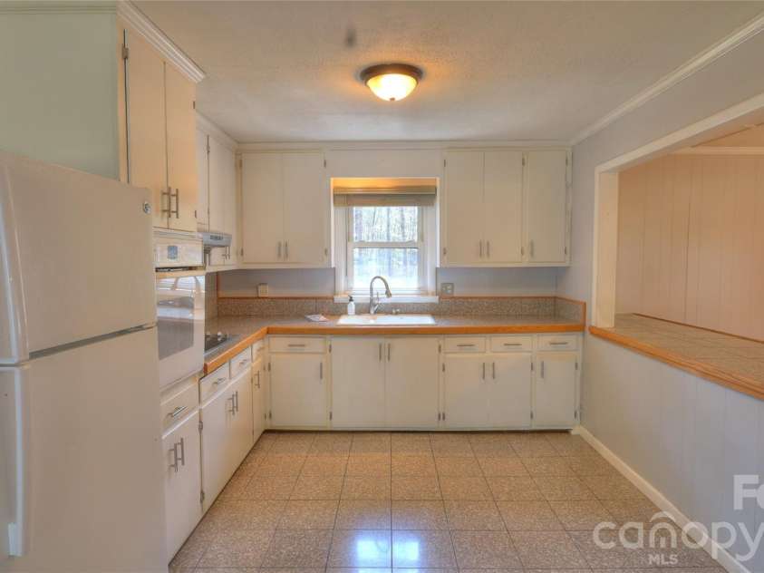 1130 Allman Extension, Mount Pleasant, NC 28124.  MLS# CAR4365087, YatesRealty ID 15982. Bright and functional kitchen featuring ample cabinetry, granite-look countertops, and a spacious breakfast bar—perfect for casual dining and entertaining.