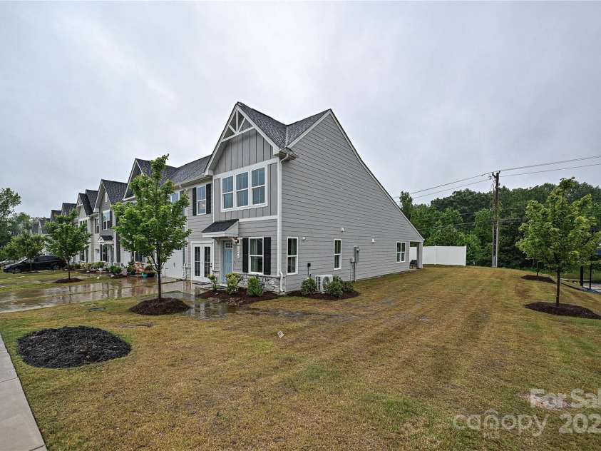 124 Kristin View Lane, Troutman, NC 28166.  MLS# CAR4269391, YatesRealty ID 15983. 