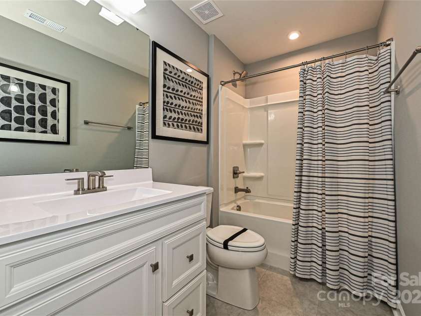 124 Kristin View Lane, Troutman, NC 28166.  MLS# CAR4269391, YatesRealty ID 15983. Main Bath with Tub with Shower Surround