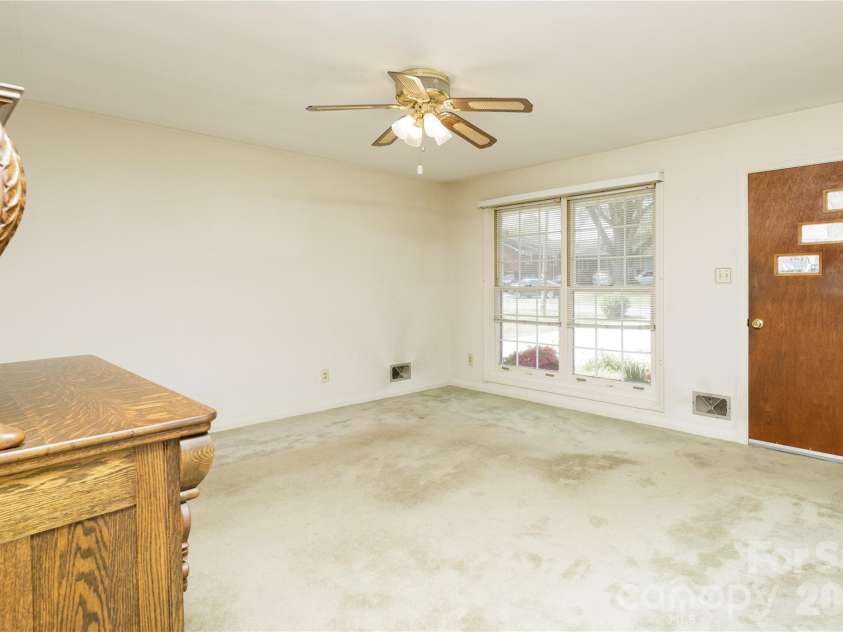 537 32nd Street, Hickory, NC 28602.  MLS# CAR4365150, YatesRealty ID 15986. 