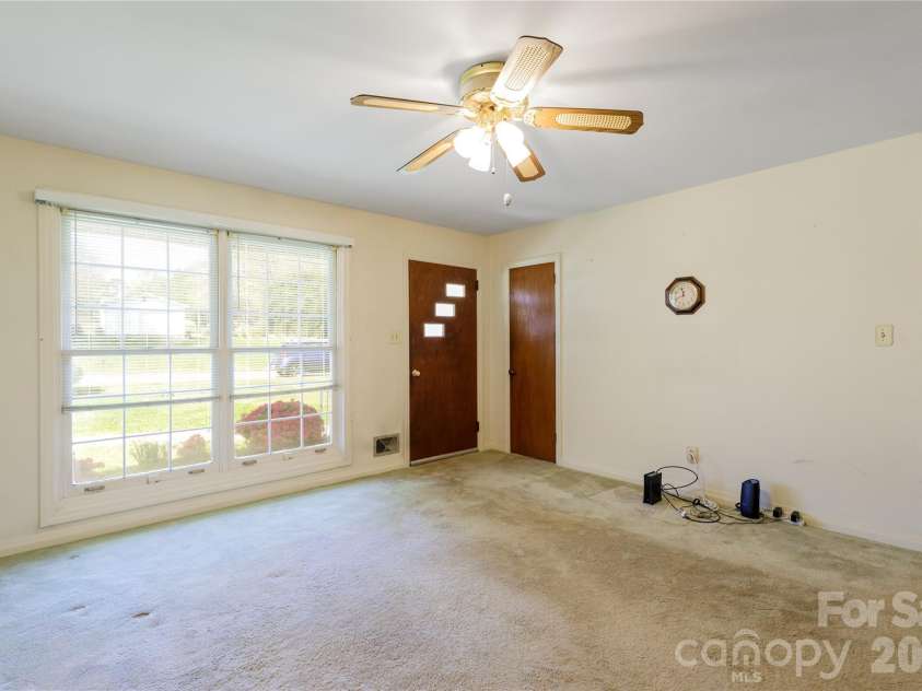 537 32nd Street, Hickory, NC 28602.  MLS# CAR4365150, YatesRealty ID 15986. 
