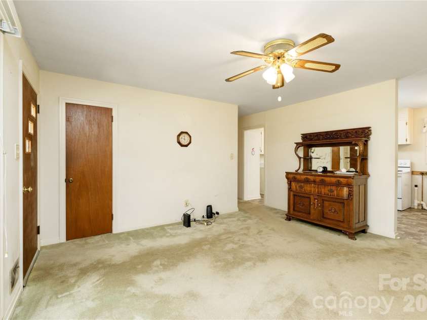 537 32nd Street, Hickory, NC 28602.  MLS# CAR4365150, YatesRealty ID 15986. 
