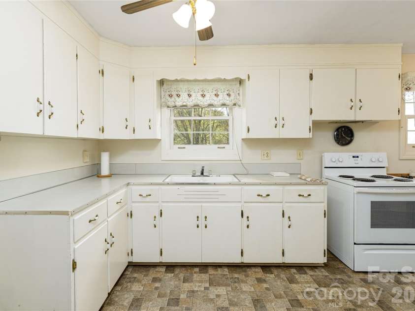 537 32nd Street, Hickory, NC 28602.  MLS# CAR4365150, YatesRealty ID 15986. 