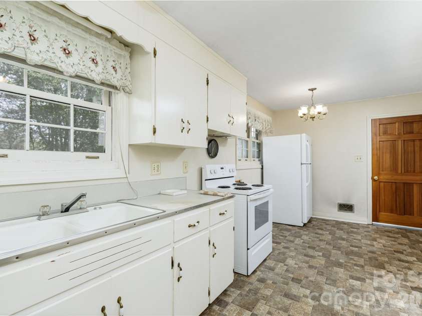 537 32nd Street, Hickory, NC 28602.  MLS# CAR4365150, YatesRealty ID 15986. 