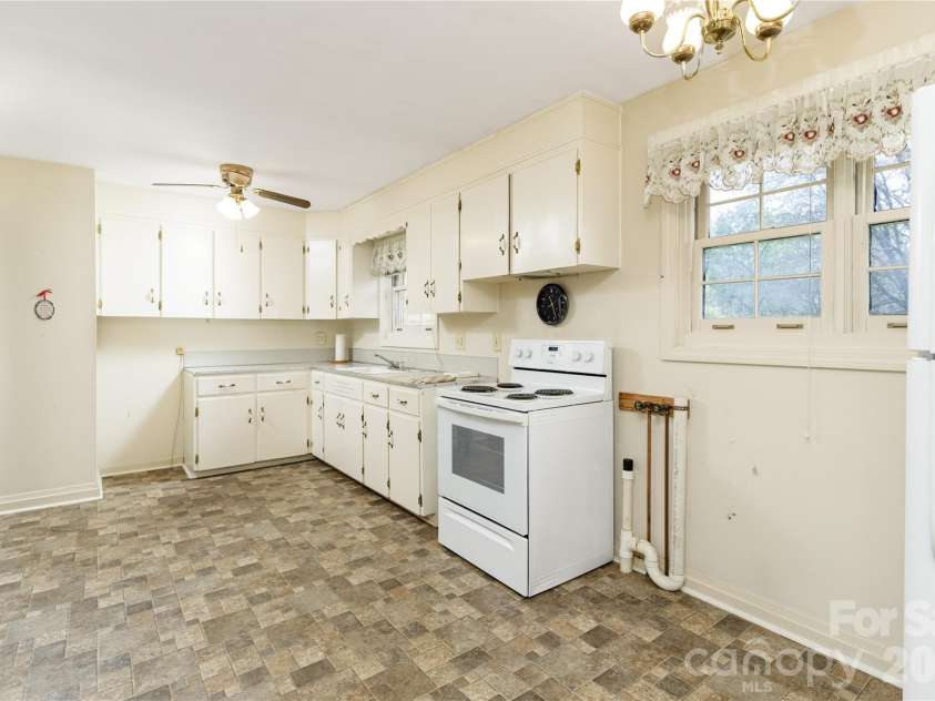 537 32nd Street, Hickory, NC 28602.  MLS# CAR4365150, YatesRealty ID 15986. 