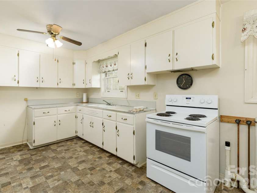 537 32nd Street, Hickory, NC 28602.  MLS# CAR4365150, YatesRealty ID 15986. 