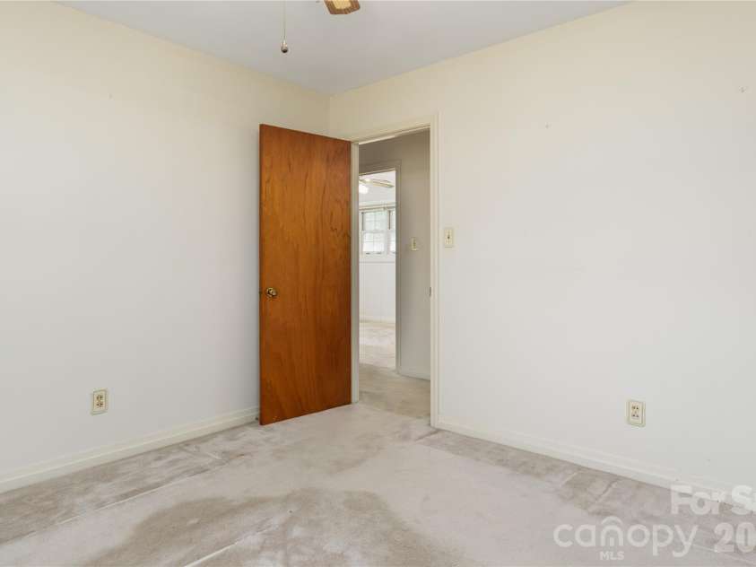 537 32nd Street, Hickory, NC 28602.  MLS# CAR4365150, YatesRealty ID 15986. 