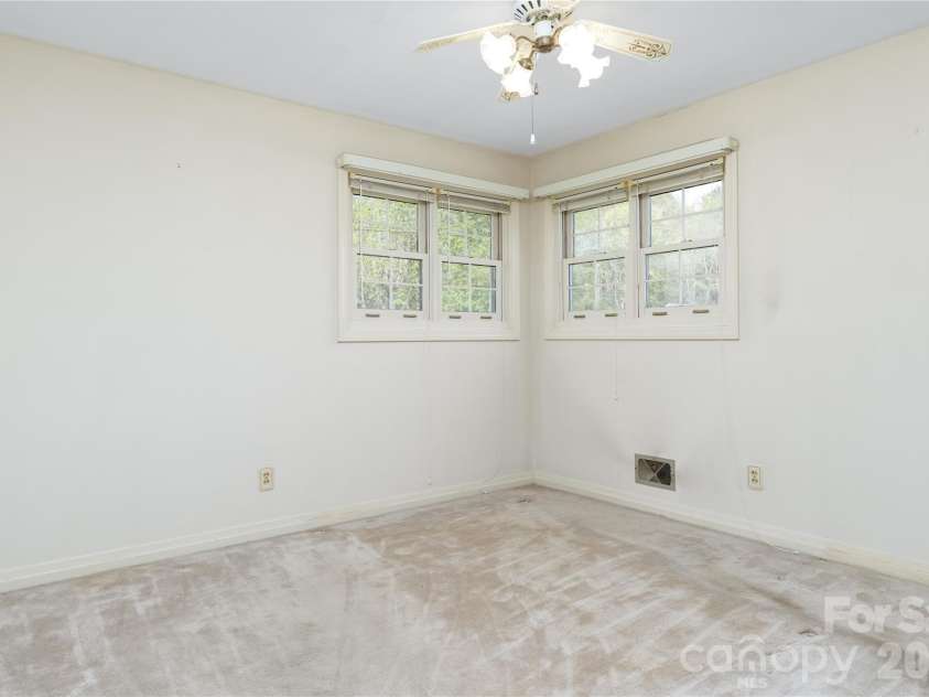 537 32nd Street, Hickory, NC 28602.  MLS# CAR4365150, YatesRealty ID 15986. 