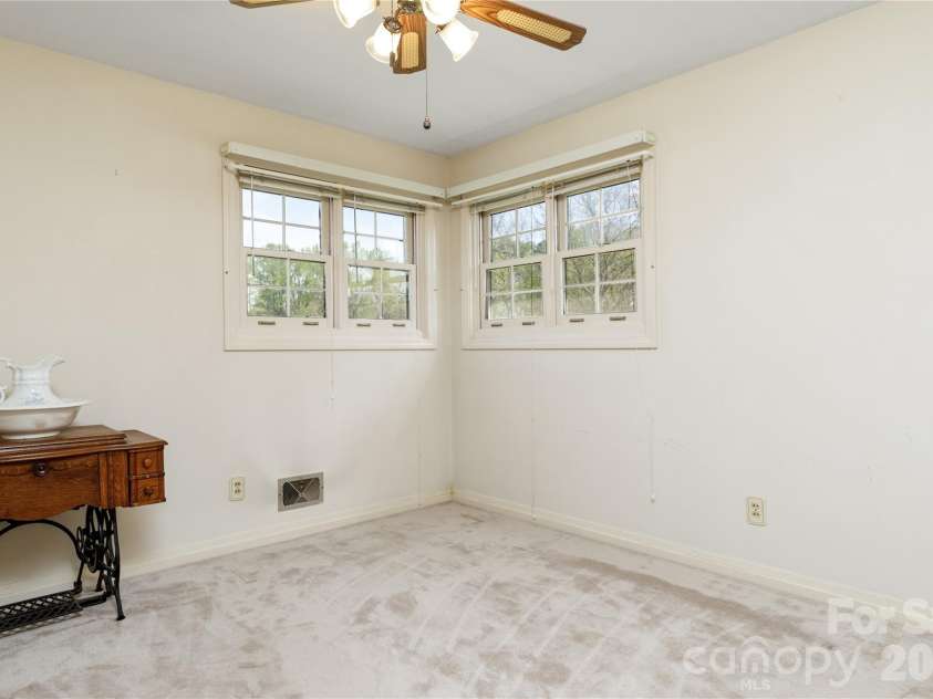537 32nd Street, Hickory, NC 28602.  MLS# CAR4365150, YatesRealty ID 15986. 