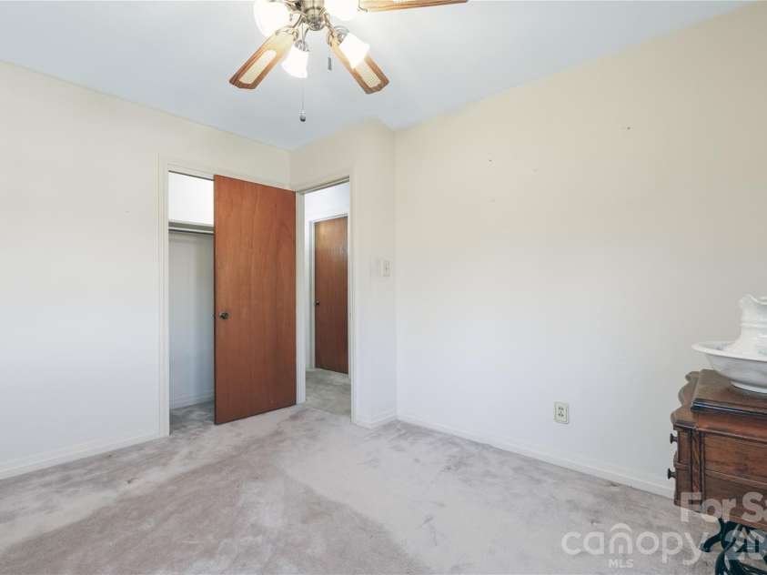 537 32nd Street, Hickory, NC 28602.  MLS# CAR4365150, YatesRealty ID 15986. 