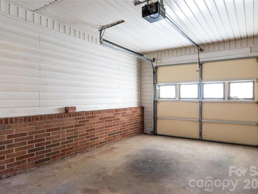 537 32nd Street, Hickory, NC 28602.  MLS# CAR4365150, YatesRealty ID 15986. 