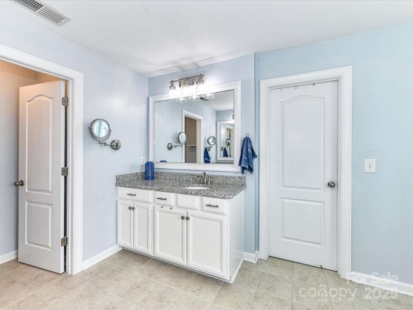 10800 Alabaster Drive, Davidson, NC 28036.  MLS# CAR4260327, YatesRealty ID 15987. 