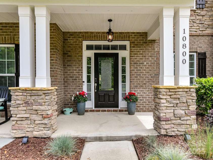 10800 Alabaster Drive, Davidson, NC 28036.  MLS# CAR4260327, YatesRealty ID 15987. 