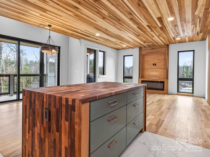 165 Abundance Run, Asheville, NC 28805.  MLS# CAR4331047, YatesRealty ID 1599. 