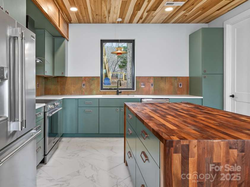 165 Abundance Run, Asheville, NC 28805.  MLS# CAR4331047, YatesRealty ID 1599. 