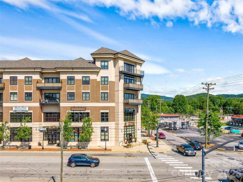 29 French Broad Street, Brevard, NC 28712.  MLS# CAR4231925, YatesRealty ID 15990. 