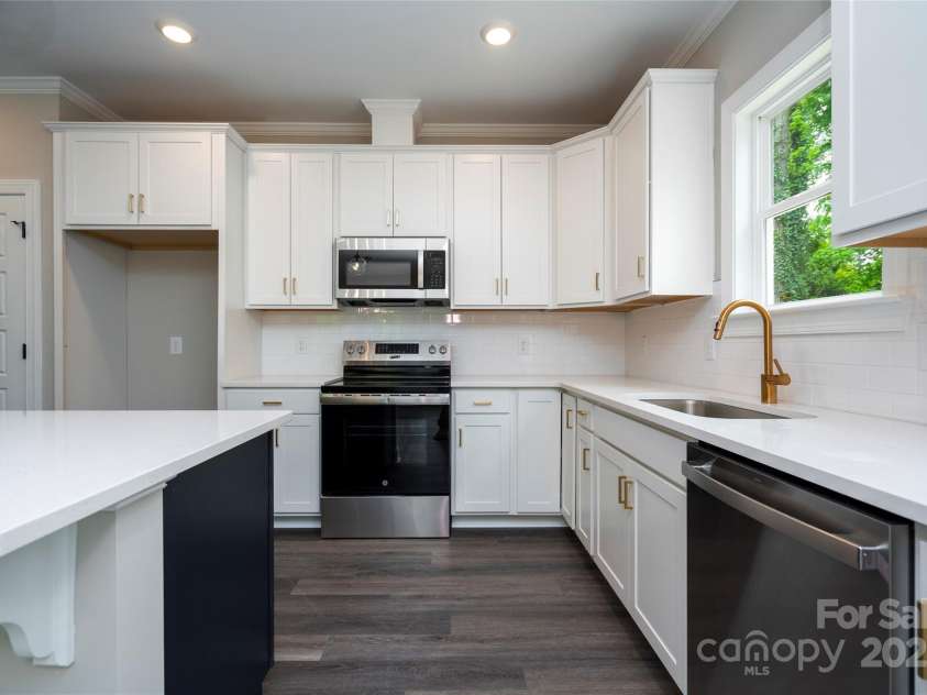 1721 Balfour Lane, Charlotte, NC 28216.  MLS# CAR4241033, YatesRealty ID 15991. 