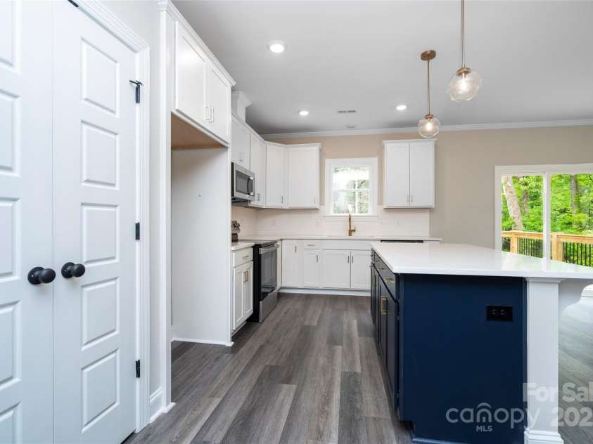 1721 Balfour Lane, Charlotte, NC 28216.  MLS# CAR4241033, YatesRealty ID 15991. 