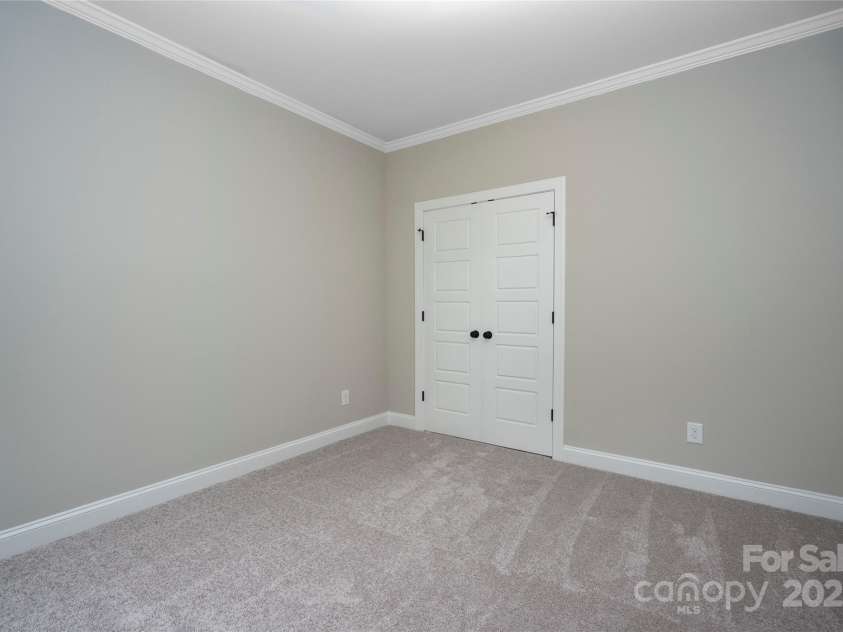 1721 Balfour Lane, Charlotte, NC 28216.  MLS# CAR4241033, YatesRealty ID 15991. 