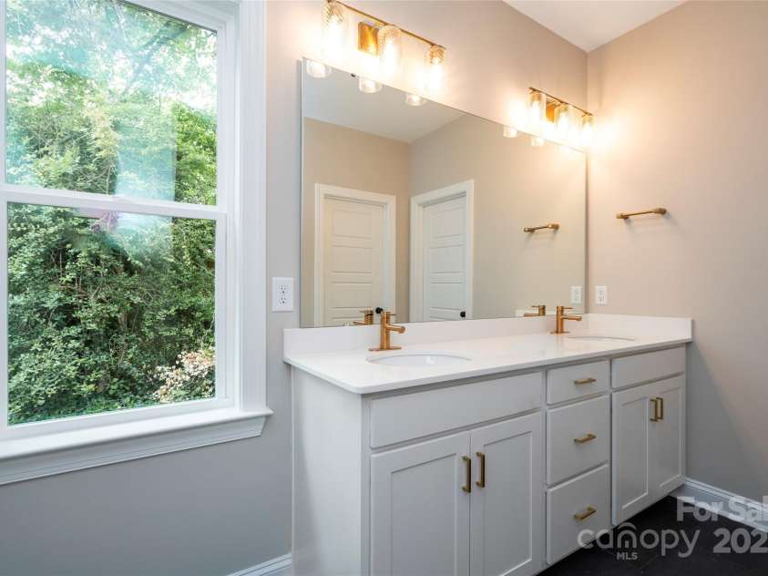 1721 Balfour Lane, Charlotte, NC 28216.  MLS# CAR4241033, YatesRealty ID 15991. 