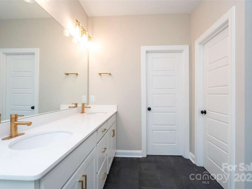 1721 Balfour Lane, Charlotte, NC 28216.  MLS# CAR4241033, YatesRealty ID 15991. 