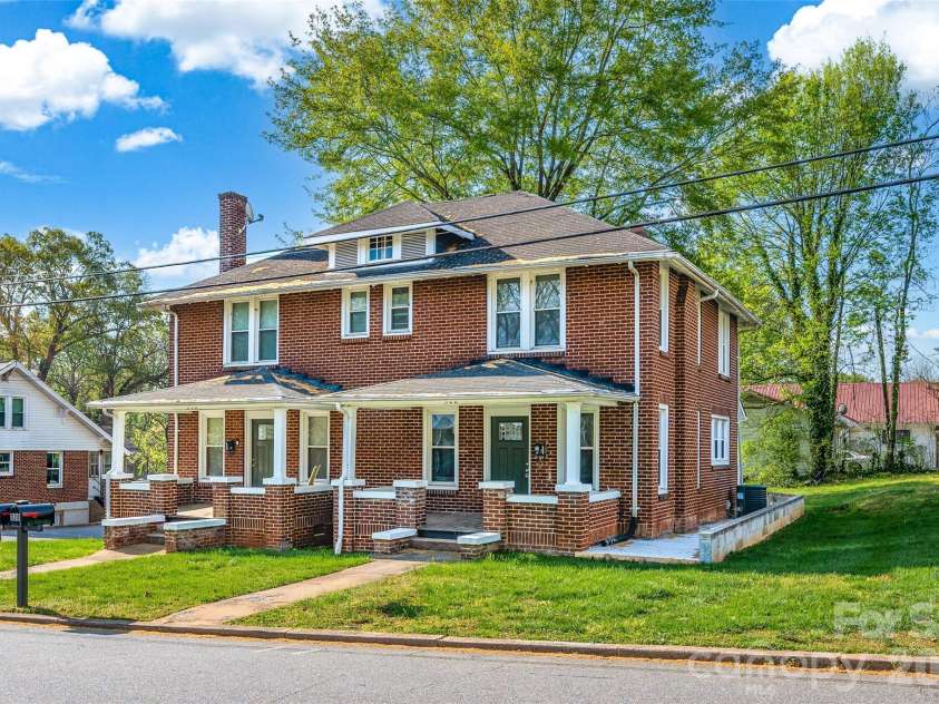 328-330 3rd Avenue, Hickory, NC 28602.  MLS# CAR4365947, YatesRealty ID 15992. 