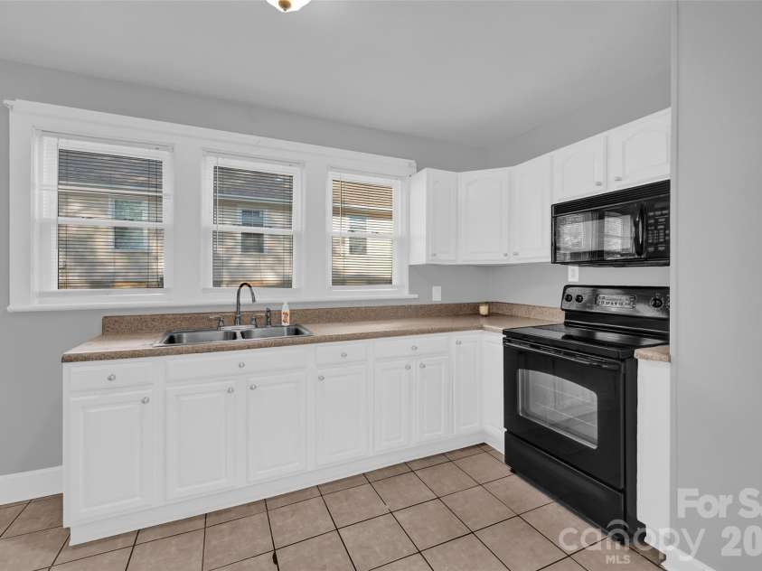 328-330 3rd Avenue, Hickory, NC 28602.  MLS# CAR4365947, YatesRealty ID 15992. 