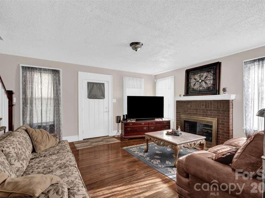 328-330 3rd Avenue, Hickory, NC 28602.  MLS# CAR4365947, YatesRealty ID 15992. 