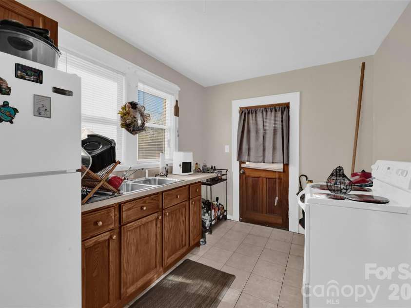 328-330 3rd Avenue, Hickory, NC 28602.  MLS# CAR4365947, YatesRealty ID 15992. 