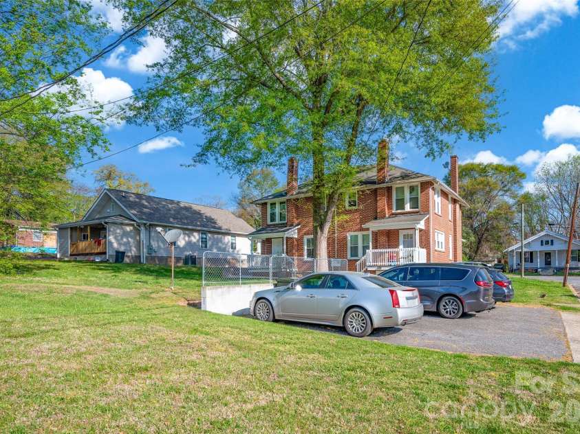 328-330 3rd Avenue, Hickory, NC 28602.  MLS# CAR4365947, YatesRealty ID 15992. 