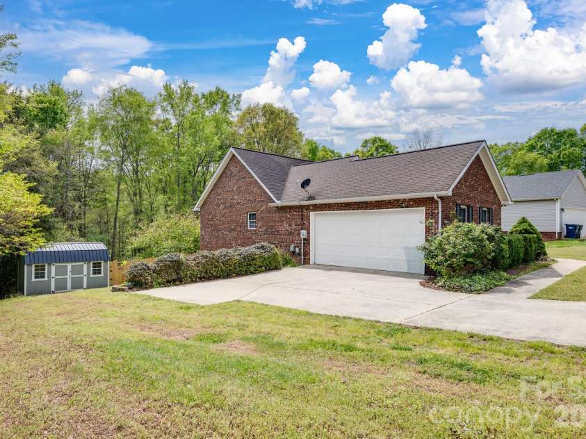 610 Mountain Place, Albemarle, NC 28001.  MLS# CAR4366298, YatesRealty ID 15993. 