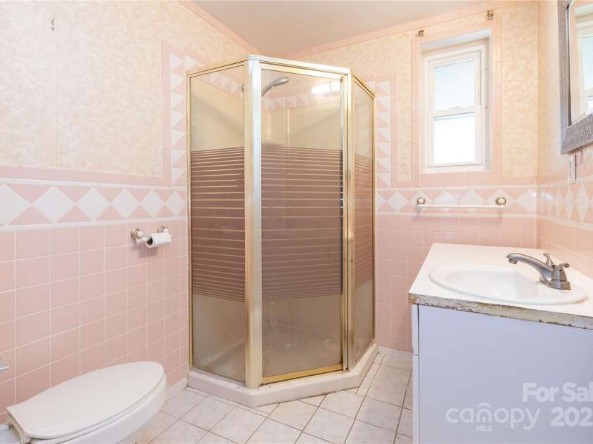 101 Jeanie Avenue, Black Mountain, NC 28711.  MLS# CAR4239479, YatesRealty ID 15995. 