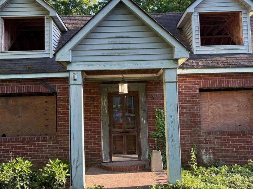 1800 Mecklenburg Avenue, Charlotte, NC 28205.  MLS# CAR4368308, YatesRealty ID 15996. 